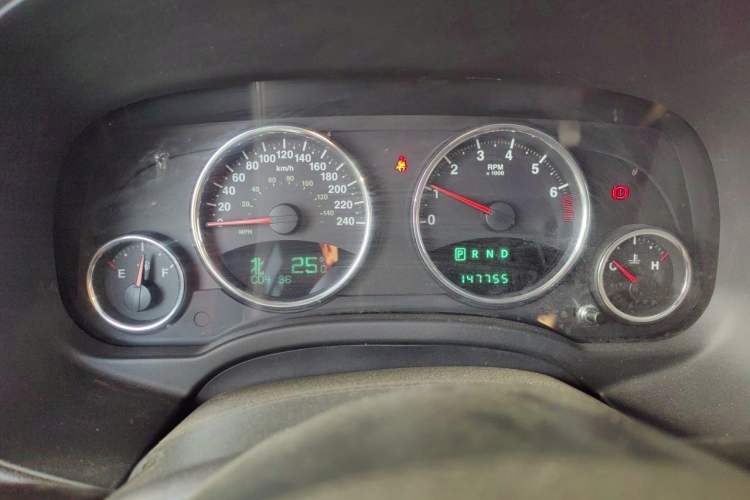 Used Jeep Compass 2013 2.4L four-wheel drive luxury version Instrument Cluster