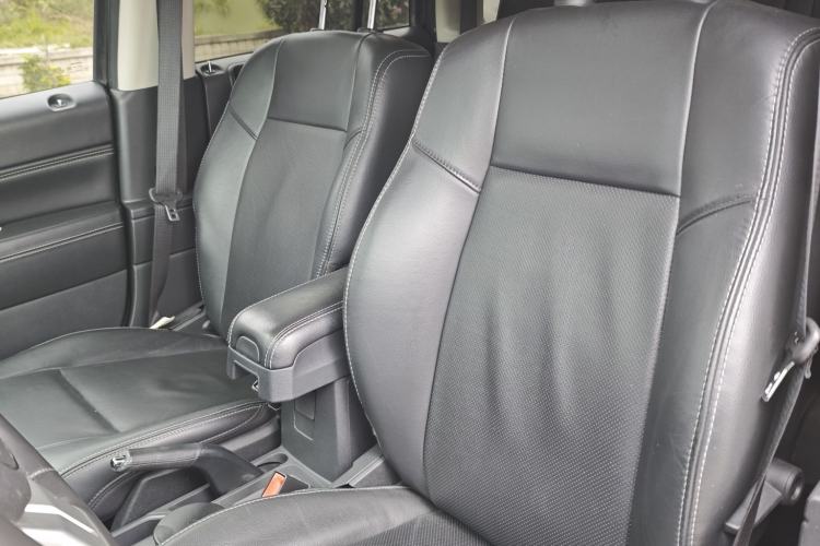 Used Jeep Compass 2013 2.4L Four-wheel Drive Black Edition with Navigation Interior 1