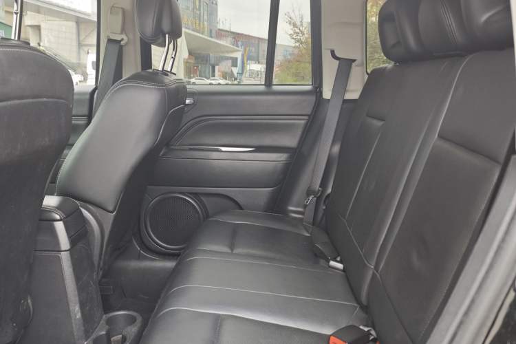 Used Jeep Compass 2013 2.4L Four-wheel Drive Black Edition with Navigation Interior 2