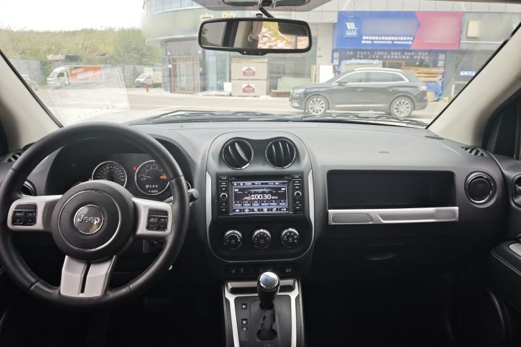 Used Jeep Compass 2013 2.4L Four-wheel Drive Black Edition with Navigation Interior 3