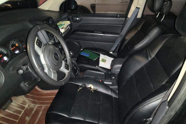Used Jeep Compass 2013 2.0L two-wheel drive sport version Left Front Seat