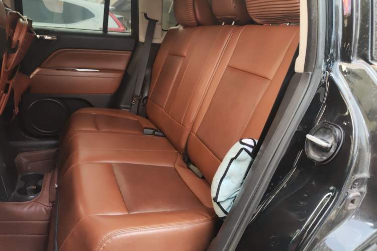 Used Jeep Compass 2013 2.4L four-wheel drive urban version Left Rear Seat