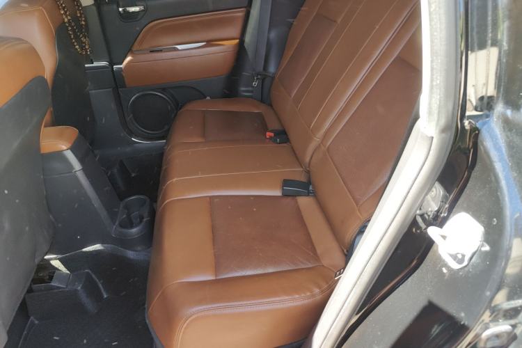Used Jeep Compass 2013 2.4L four-wheel drive luxury version Left Rear Seat
