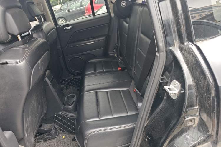 Used Jeep Compass 2013 2.4L four-wheel drive urban version Left Rear Seat