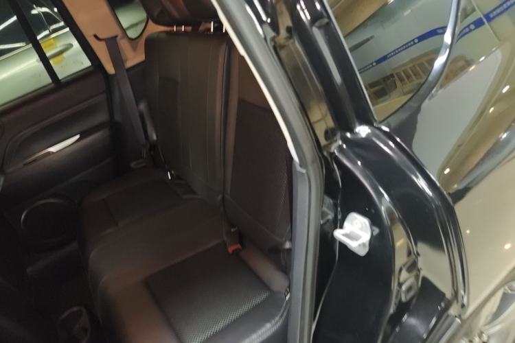 Used Jeep Compass 2013 2.4L four-wheel-drive sport version Left Rear Seat