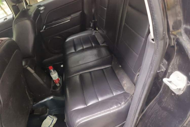 Used Jeep Compass 2013 2.4L four-wheel drive luxury version Left Rear Seat