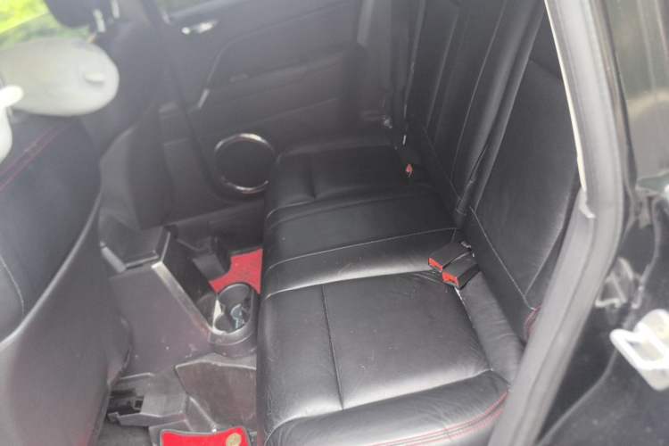 Used Jeep Compass 2013 2.4L four-wheel-drive sport version Left Rear Seat