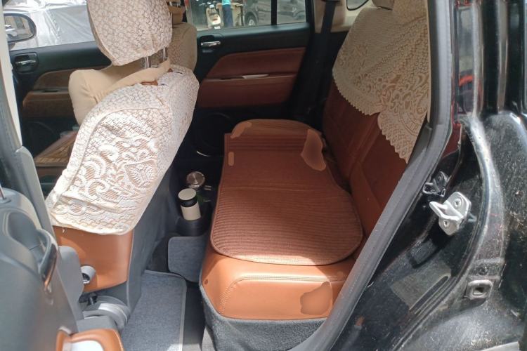 Used Jeep Compass 2013 2.4L four-wheel drive urban version Left Rear Seat