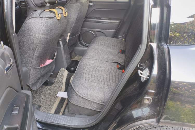 Used Jeep Compass 2013 2.4L four-wheel-drive sport version Left Rear Seat