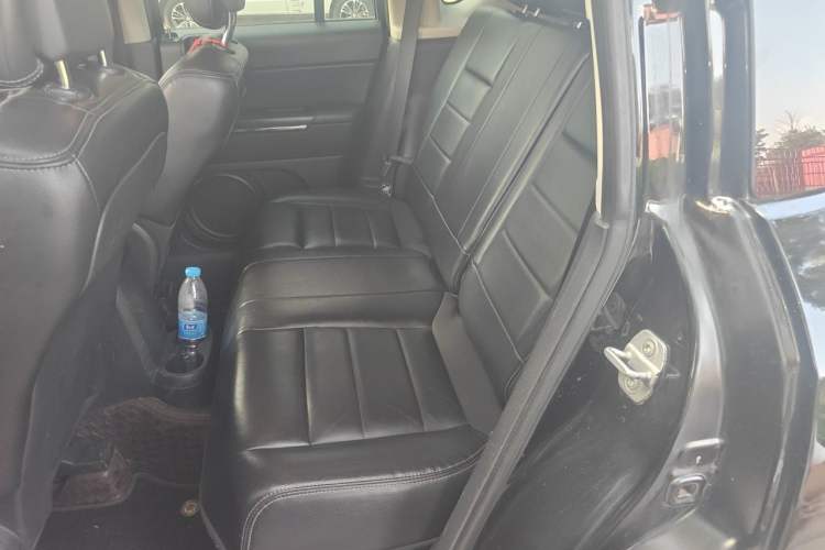 Used Jeep Compass 2013 2.4L four-wheel drive luxury version Left Rear Seat