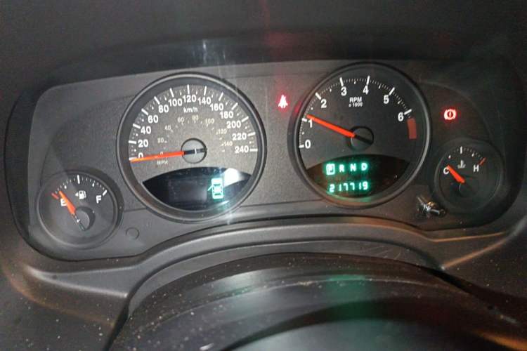 Used Jeep Compass 2013 2.4L four-wheel-drive sport version Odometer Close Up