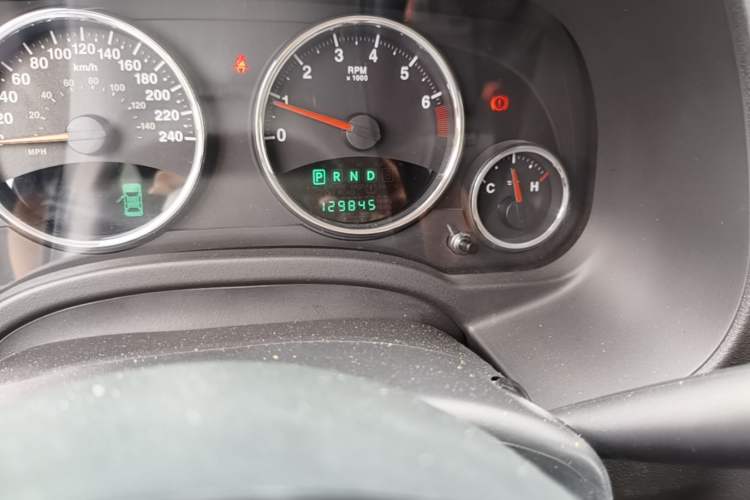 Used Jeep Compass 2013 2.4L four-wheel drive urban version Odometer Close Up