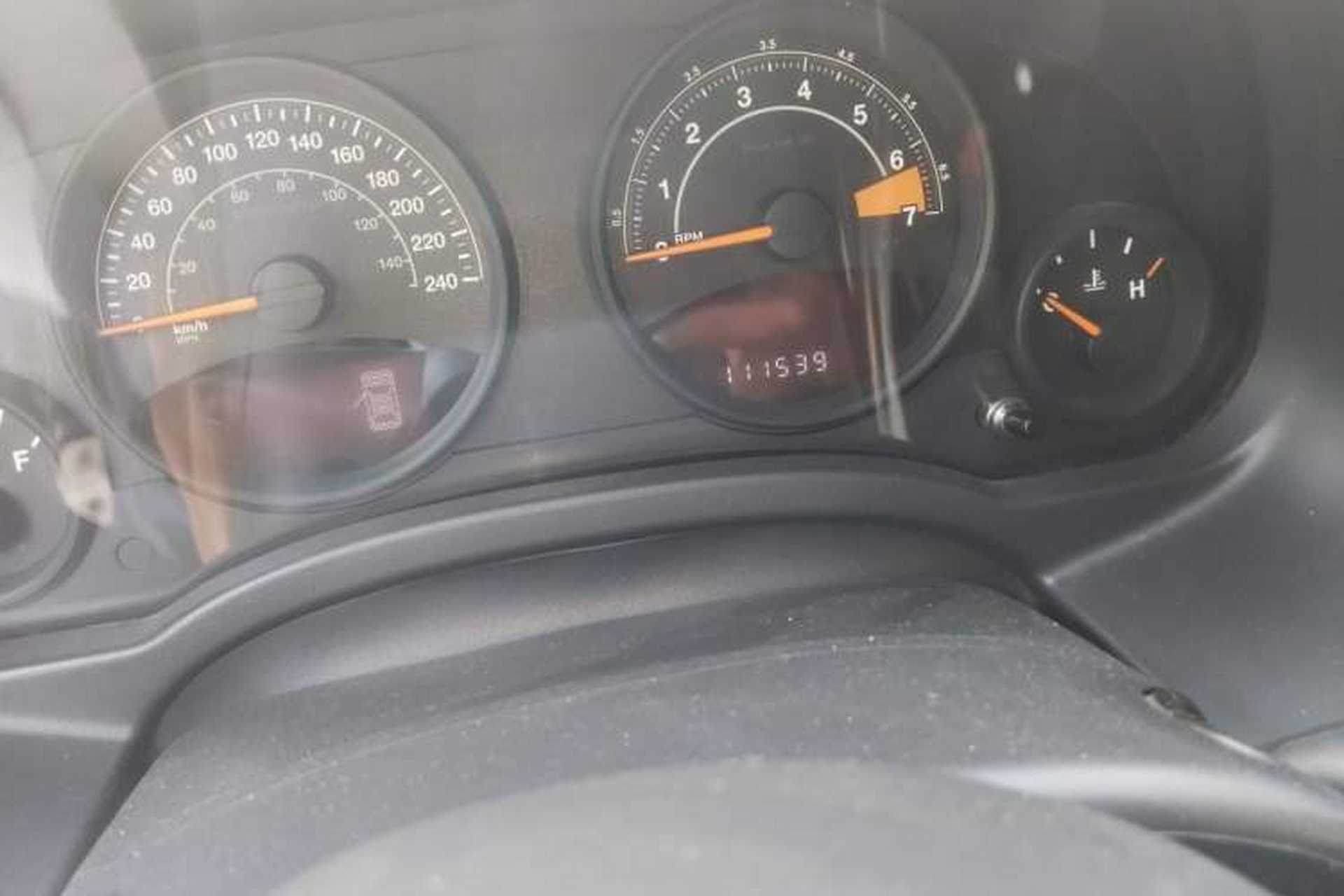 Used Jeep Compass 2013 2.4L four-wheel-drive sport version Odometer Close Up