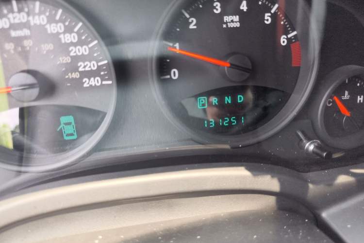 Used Jeep Compass 2013 2.4L four-wheel-drive sport version Odometer Close Up