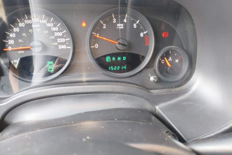 Used Jeep Compass 2013 2.4L four-wheel-drive sport version Odometer Close Up