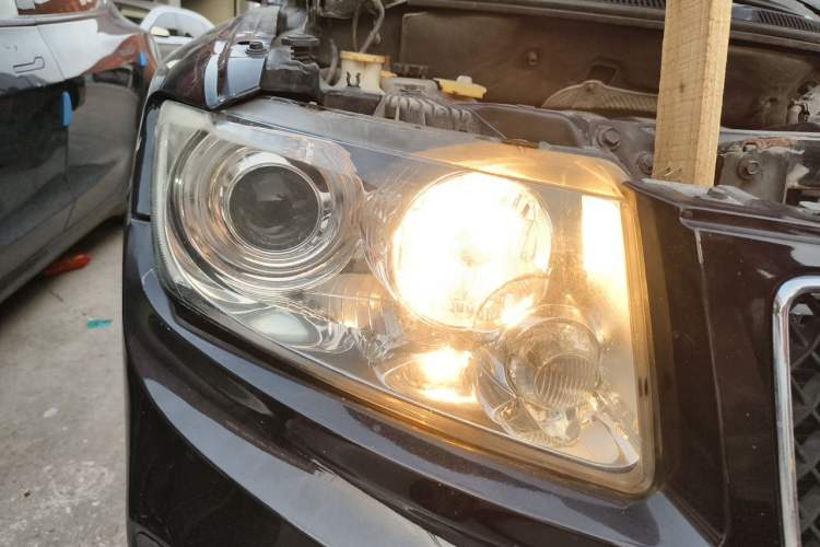 Used Jeep Compass 2013 2.4L four-wheel-drive sport version Right Front Headlight