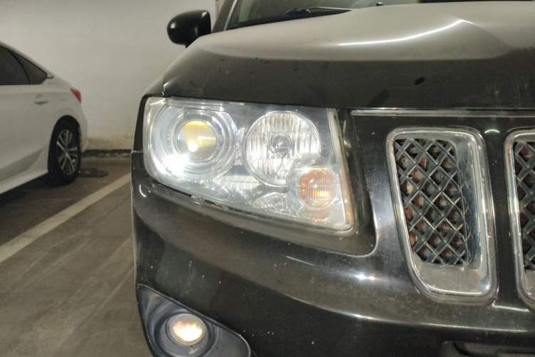 Used Jeep Compass 2013 2.0L two-wheel drive luxury version Right Front Headlight