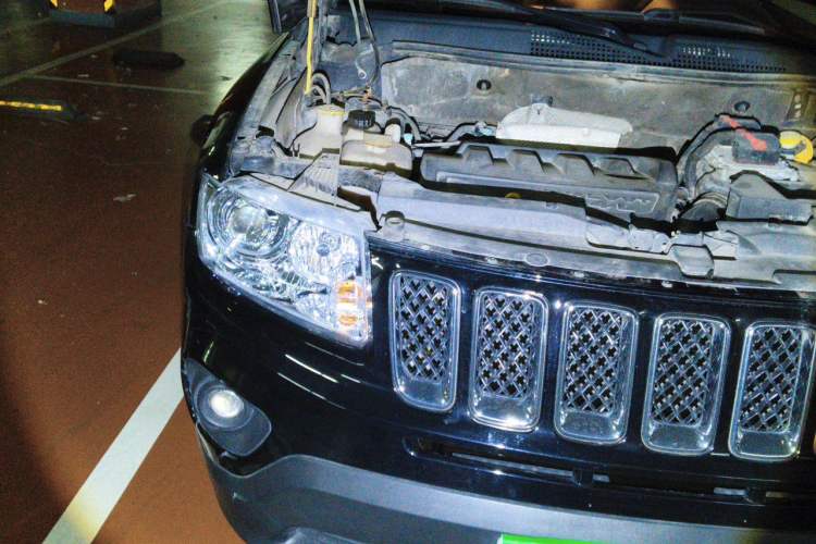 Used Jeep Compass 2013 2.4L four-wheel drive luxury version Right Front Headlight