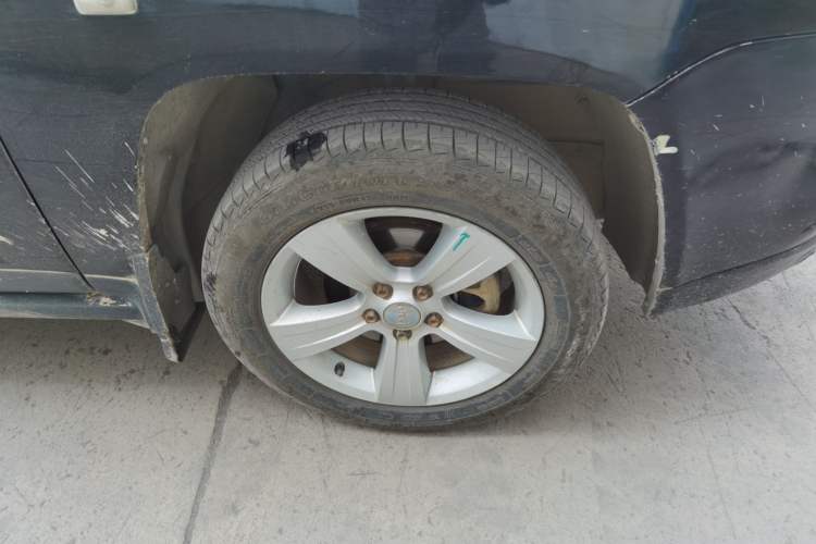 Used Jeep Compass 2013 2.0L two-wheel drive sport version Right Front Wheel Hub