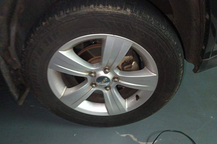 Used Jeep Compass 2013 2.4L four-wheel-drive sport version Right Front Wheel Hub