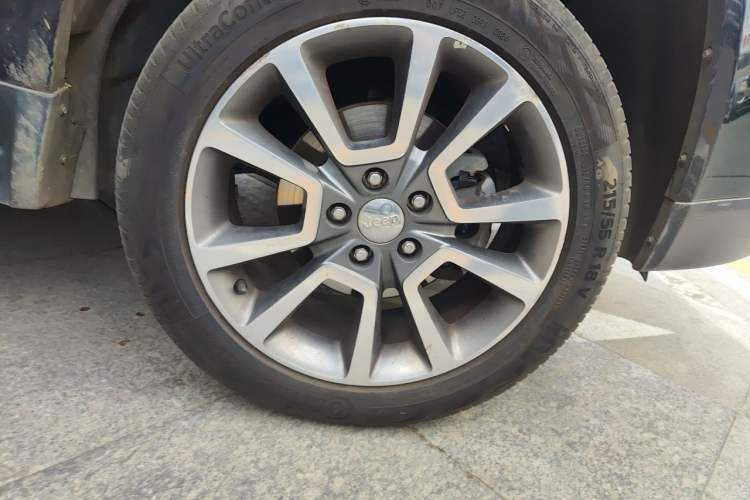 Used Jeep Compass 2013 2.4L four-wheel drive urban version Right Front Wheel Hub