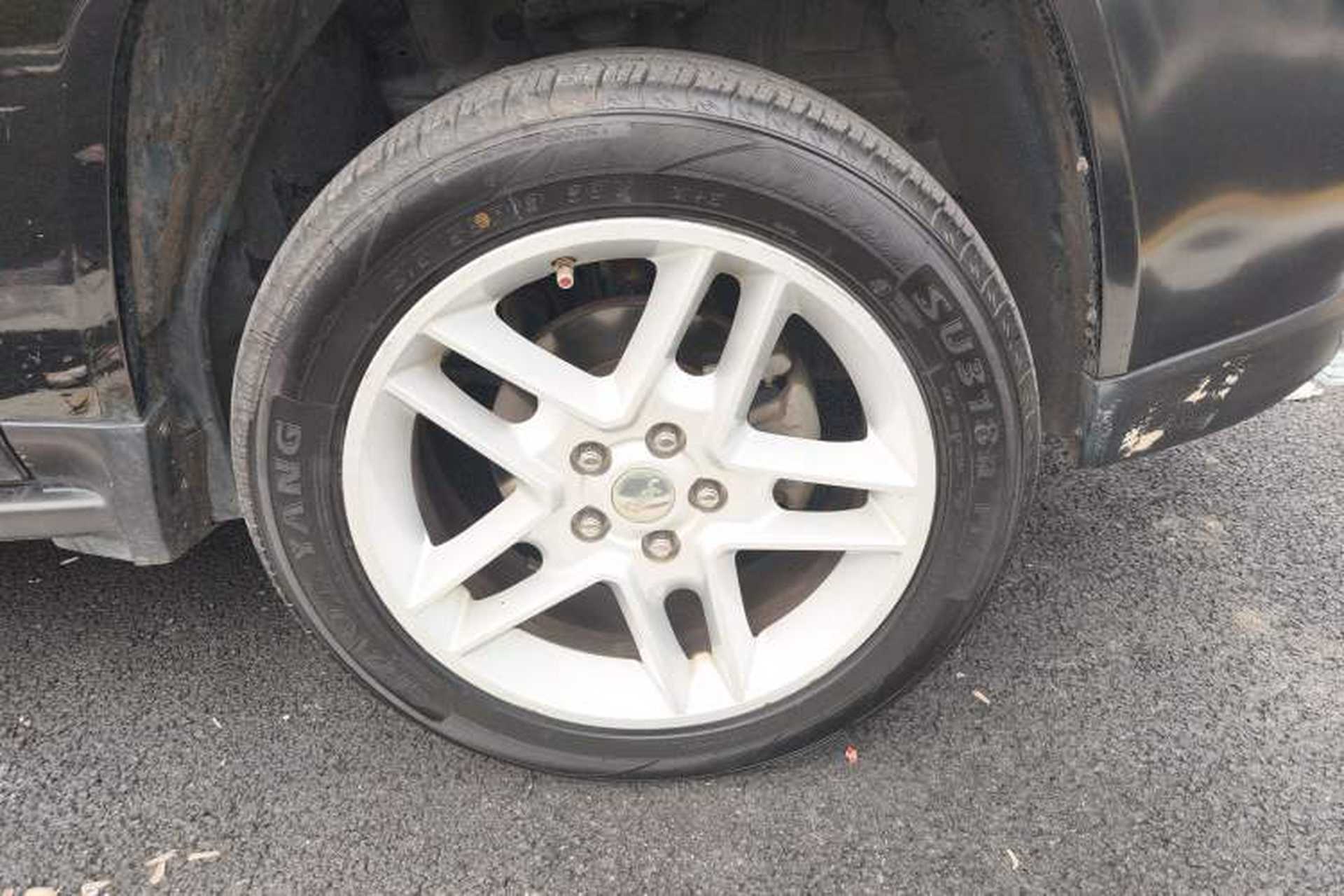 Used Jeep Compass 2013 2.0L two-wheel drive luxury version Right Front Wheel Hub