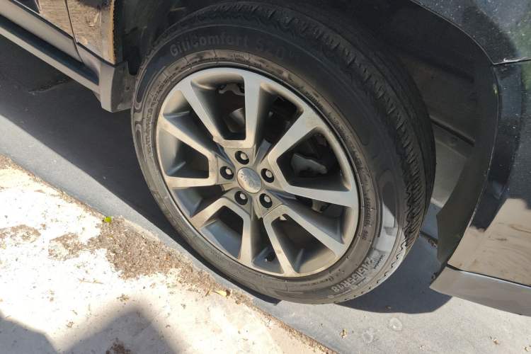 Used Jeep Compass 2013 2.4L four-wheel drive luxury version Right Front Wheel Hub