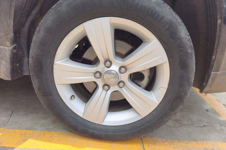 Used Jeep Compass 2013 2.4L four-wheel-drive sport version Right Front Wheel Hub