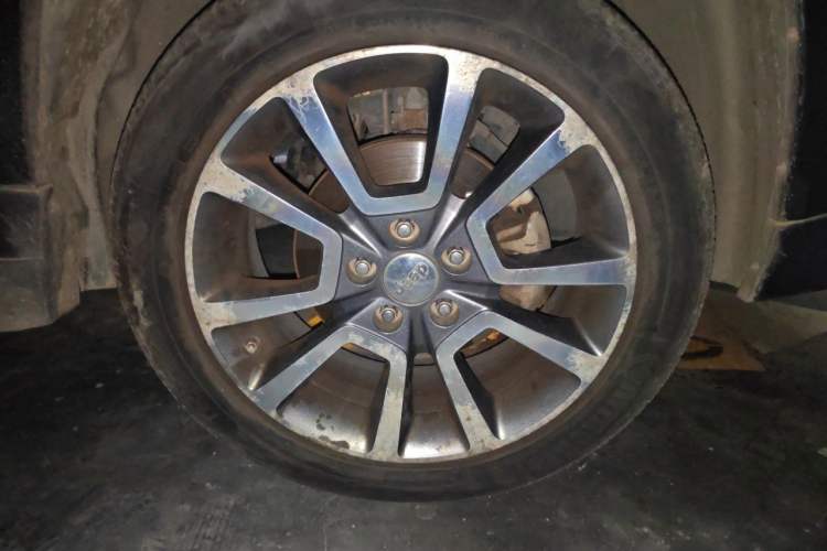 Used Jeep Compass 2013 2.4L four-wheel drive luxury version Right Front Wheel Hub