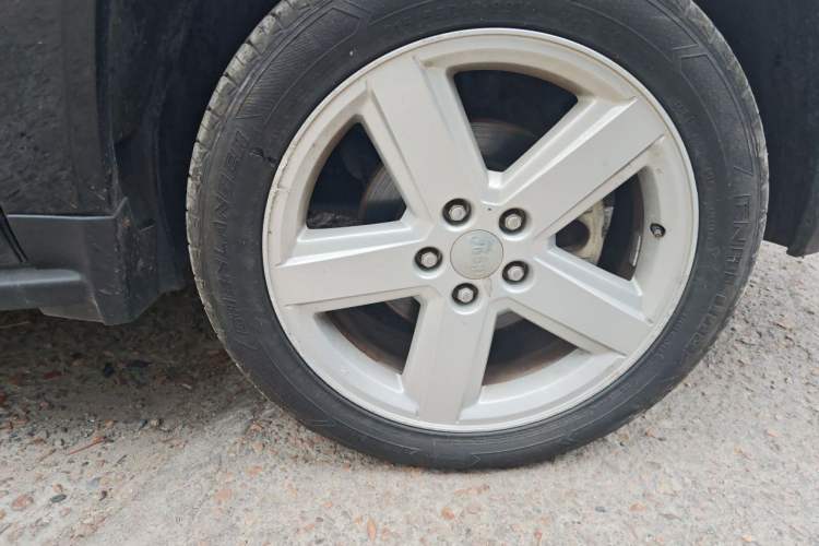Used Jeep Compass 2013 2.0L two-wheel drive luxury version Right Front Wheel Hub