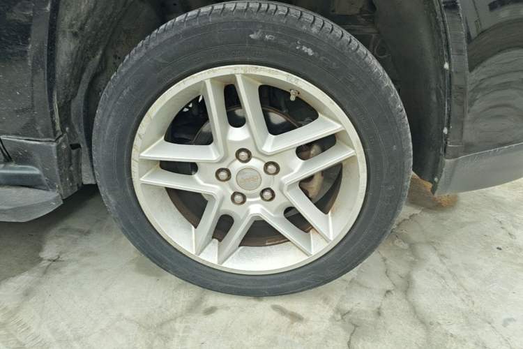 Used Jeep Compass 2013 2.4L four-wheel drive urban version Right Front Wheel Hub