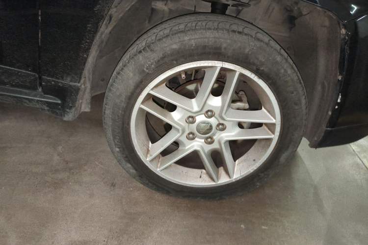 Used Jeep Compass 2013 2.0L two-wheel drive luxury version Right Front Wheel Hub