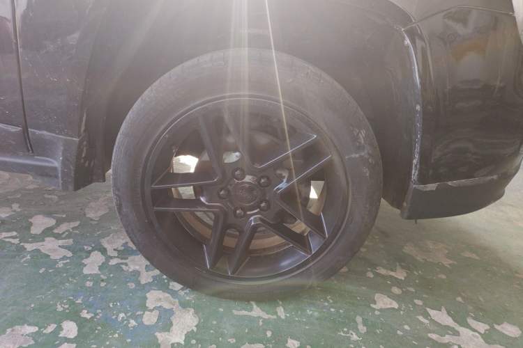 Used Jeep Compass 2013 2.4L four-wheel drive luxury version Right Front Wheel Hub