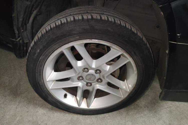 Used Jeep Compass 2013 2.0L two-wheel drive luxury version Right Front Wheel Hub