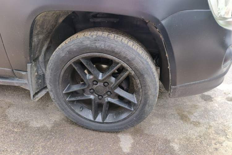 Used Jeep Compass 2013 2.4L four-wheel drive luxury version Right Front Wheel Hub