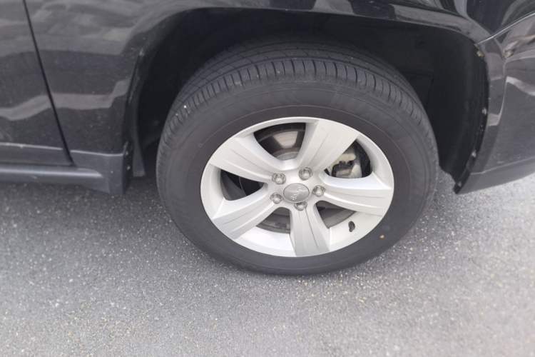 Used Jeep Compass 2013 2.4L four-wheel-drive sport version Right Front Wheel Hub