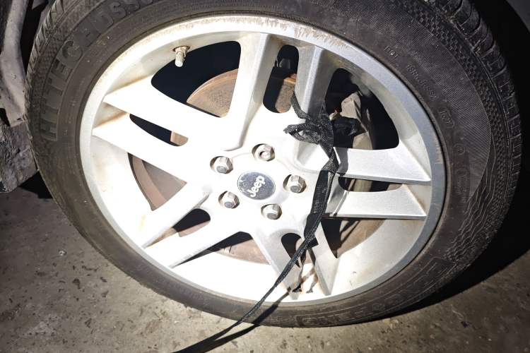 Used Jeep Compass 2013 2.0L two-wheel drive luxury version Right Front Wheel Hub