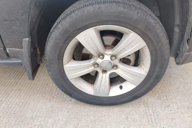 Used Jeep Compass 2013 2.4L four-wheel-drive sport version Right Front Wheel Hub