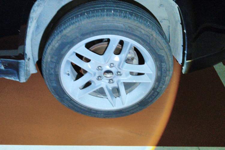 Used Jeep Compass 2013 2.4L four-wheel drive luxury version Right Front Wheel Hub