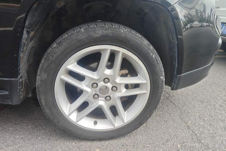 Used Jeep Compass 2013 2.4L four-wheel drive luxury version Right Front Wheel Hub