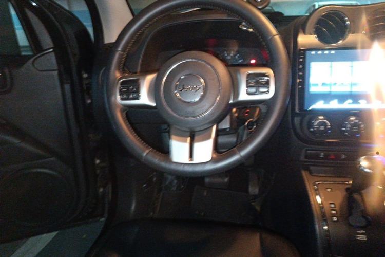 Used Jeep Compass 2013 2.4L four-wheel-drive sport version Steering Wheel