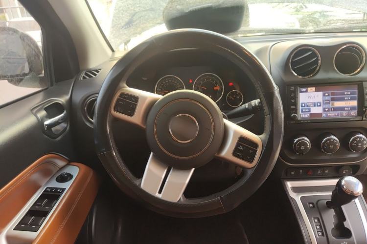 Used Jeep Compass 2013 2.4L four-wheel drive urban version Steering Wheel