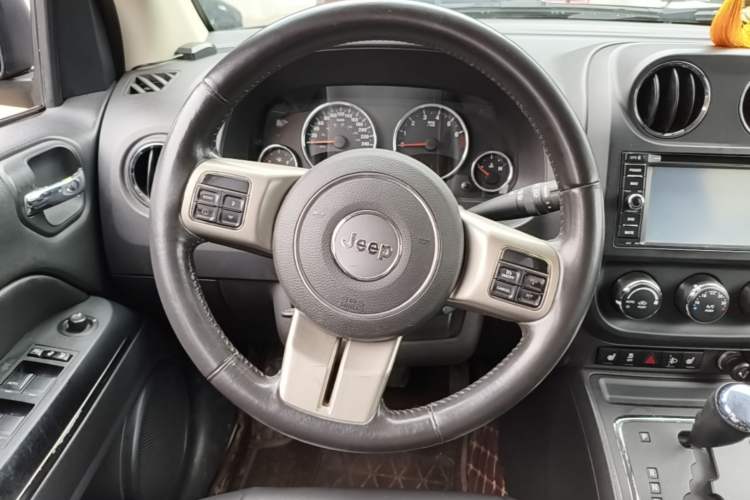 Used Jeep Compass 2013 2.4L four-wheel drive urban version Steering Wheel