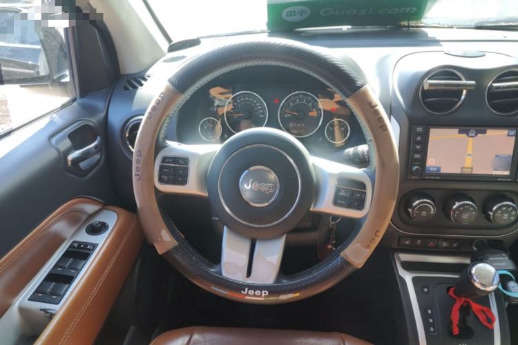 Used Jeep Compass 2013 2.4L four-wheel drive luxury version Steering Wheel