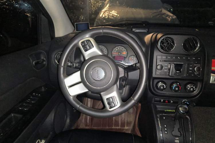Used Jeep Compass 2013 2.0L two-wheel drive sport version Steering Wheel