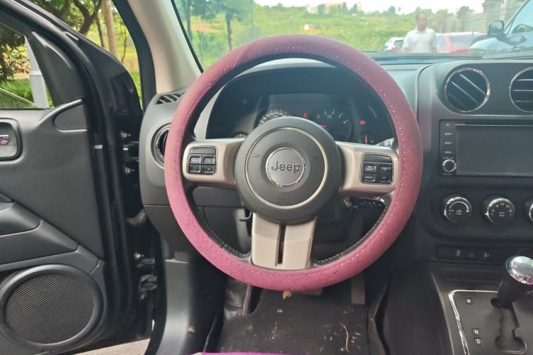 Used Jeep Compass 2013 2.4L four-wheel-drive sport version Steering Wheel