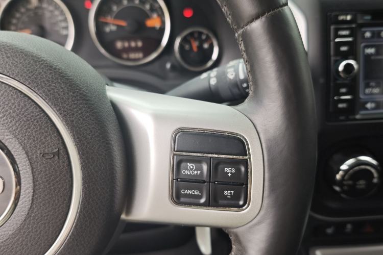 Used Jeep Compass 2013 2.4L Four-wheel Drive Black Edition with Navigation Steering Wheel