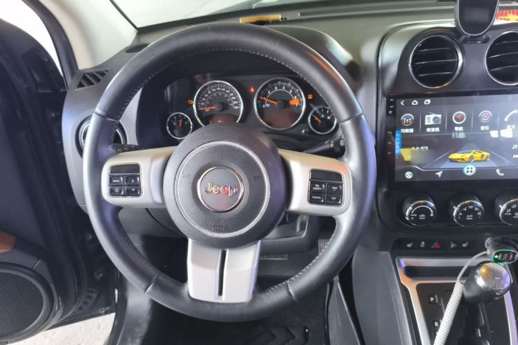Used Jeep Compass 2013 2.4L four-wheel drive luxury version Steering Wheel