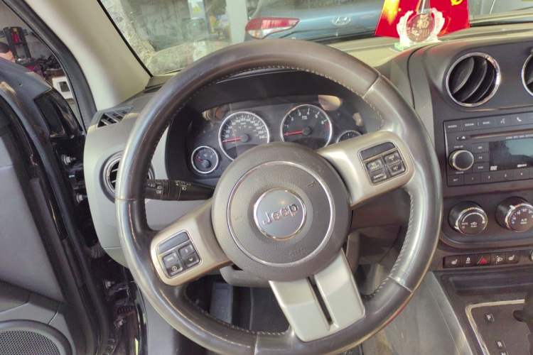Used Jeep Compass 2013 2.4L four-wheel drive luxury version Steering Wheel