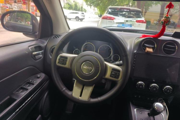Used Jeep Compass 2013 2.4L four-wheel drive luxury version Steering Wheel